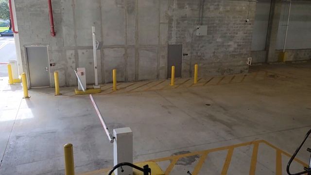 Cámara AcuSense con Reconocimiento de Marca, Modelo, Color y Placa Vehicular en Estacionamiento смотреть онлайн