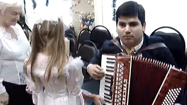 Слепой девочке очень понравилось звучание аккордеона! смотреть онлайн
