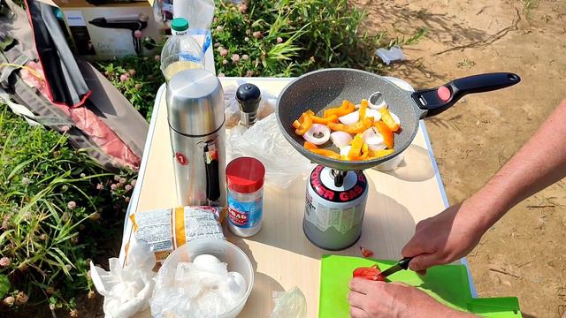 ОПЯТЬ НЕ КЛЮЁТ? Делай КАК Я! Готовим ВКУСНУЮ ЕДУ на берегу🍳 смотреть онлайн