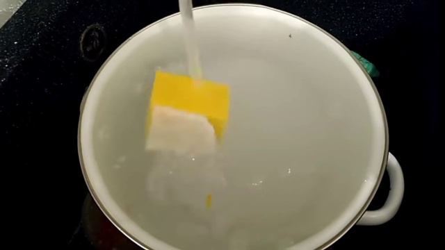 Губка крутиться в воде. смотреть онлайн