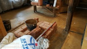 Техника нанесения печного раствора на кирпич и ведение кладки.