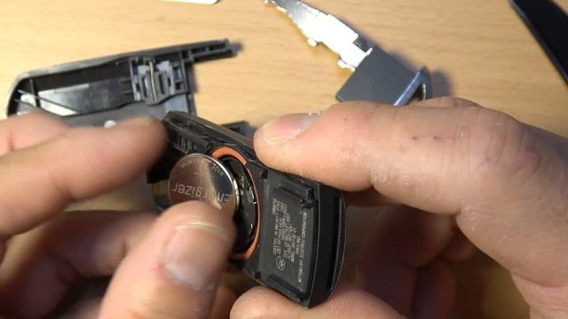Mazda key fob battery replacement (Mazda 3, CX-5) смотреть онлайн