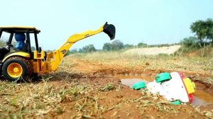 Экскаватор JCB спасает своего друга из грязевого плена