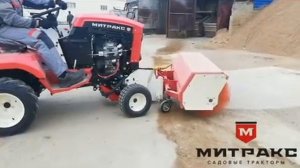 Минитрактор Митракс с подметальной щеткой от гидропривода в работе