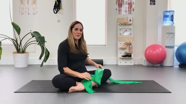 Why not to pointe your foot into a Theraband смотреть онлайн
