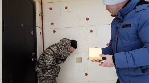 Утеплил пеноплексом. Утеплитель. Утеплитель стен. Дешевый дом. Плесень за пеноплексом. Дом.