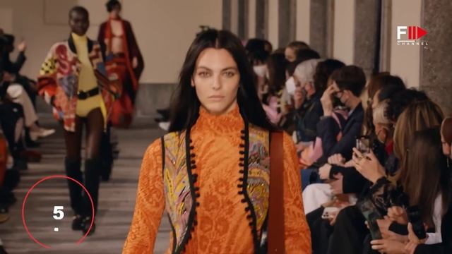 VITTORIA CERETTI Top 10 Walks of Fall 2022 - Fashion Channel смотреть онлайн