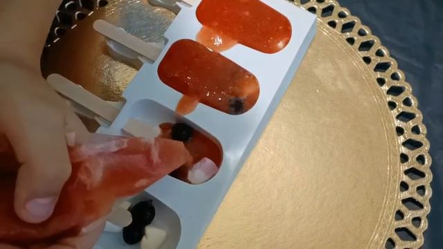 Мороженое от Глеба!)!) Замороженный сок арбуза и сливы!!! Полезно и мммням))) смотреть онлайн