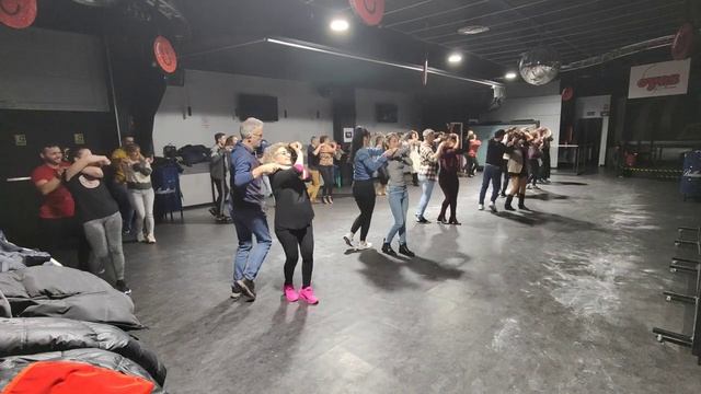 VALDEMORO ?Clases de SALSA y BACHATA para PRINCIPIANTES que NUNCA HAN BAILADO ANTES смотреть онлайн