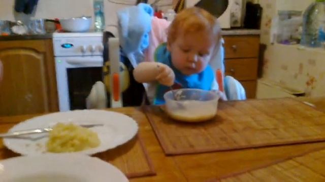 Арон сам ест суп