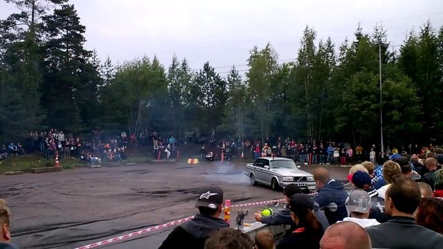 Volvo 240 Turbo Burnout смотреть онлайн