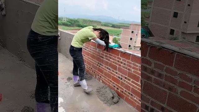 Молодая девушка с отличными навыками укладки плитки - непревзойденные навыки укладки плитки ЧАСТ49 смотреть онлайн