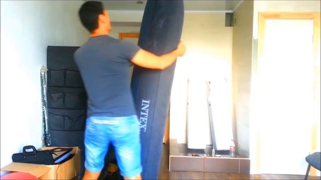 Как найти дырку в надувном матрасе с помощью воды, How to find a hole in the inflatable mattress смотреть онлайн