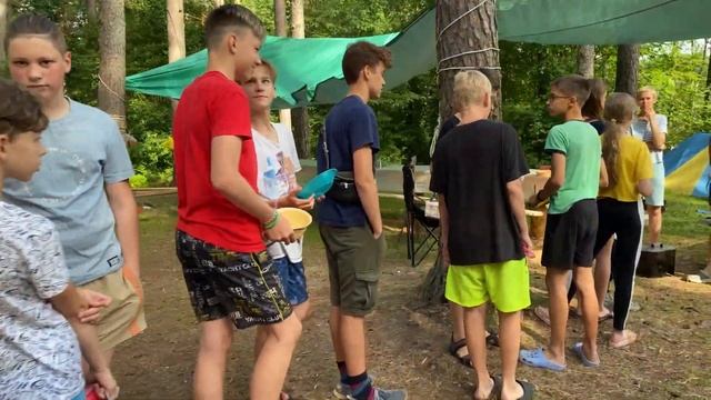 Каникулы в лесу. Отдых на природе. Палаточный лагерь. смотреть онлайн