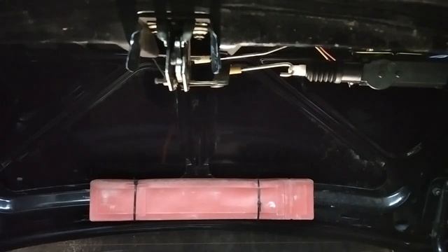 ПРИОРа .Часть√2. Ремонт стеклоподъемника, не открывается багажник с кнопки, замена ламп в приборке. смотреть онлайн