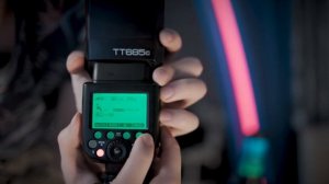 БЮДЖЕТНАЯ и КАЧЕСТВЕННАЯ вспышка для начинающего фотографа | Обзор вспышки Godox TT685