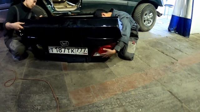 Замена багажника и установка спойлера Mugen на Honda Civic 4D смотреть онлайн