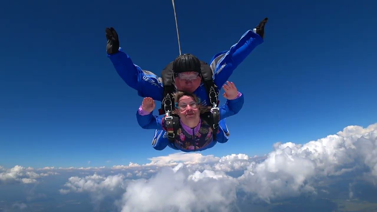 Прыжок с парашютом в тандеме с инструктором, 4000 метров смотреть онлайн
