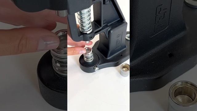 Как обтянуть пуговицу тканью #швейныйблог #sewingtools смотреть онлайн