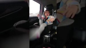 3 летняя девочка плачет из-за того что не хочет уходить из детского сада