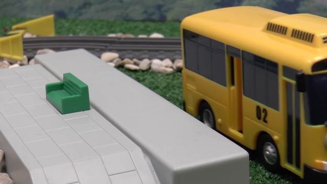 Tayo The Bus Helps Thomas and Friends Take Passengers To The Beach смотреть онлайн