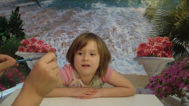 ЧЕЛЕНДЖ SCOUBI LOOM இЛизаветкаஇ плетет БРАСЛЕТ из пластиковых палочек смотреть онлайн