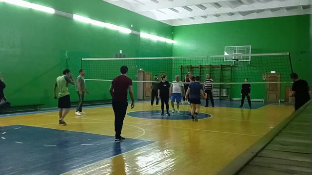 как не надо принимать мяч в волейболе 😄 смотреть онлайн