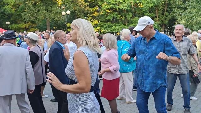 16.09.23г..."Зачем Это Лето?"...звучит на танцполе в Гомельском парке... смотреть онлайн