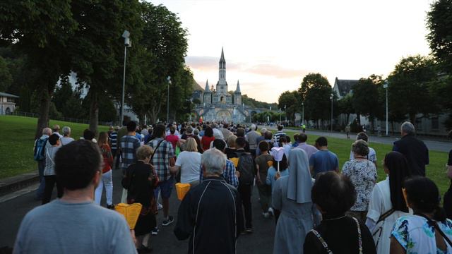 The Rosary Basilica of Lourdes // France: A Pilgrimage with Mary смотреть онлайн