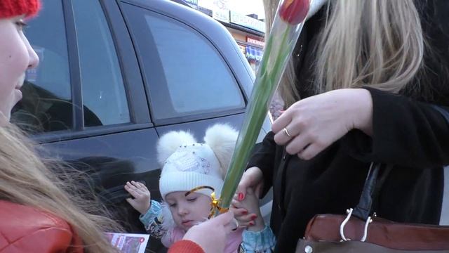 Дарим цветы прохожим людям, все удивляются смотреть онлайн