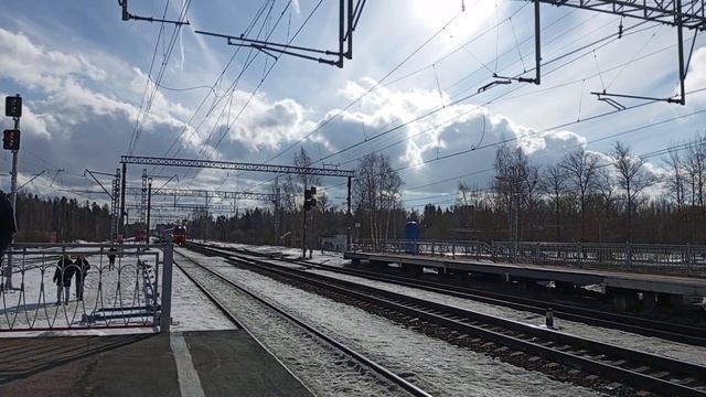 ЭС1П 007 проезжает ж/д станцию 
