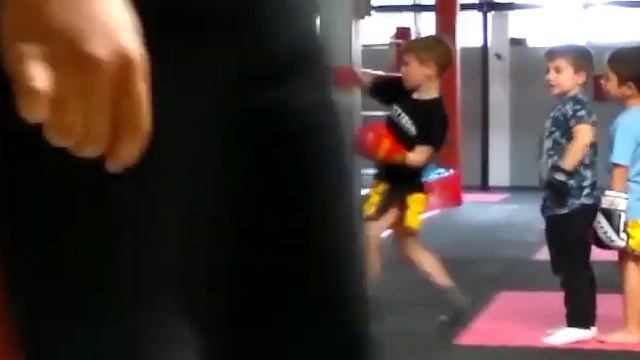 Кирилл торнадо, 6 лет , тренировка в детской группе смотреть онлайн