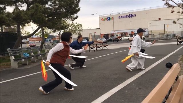 太極。用劍練習。 Tai Chi. Exercises with swords. ТайЧи. Упражнения с мечами. Очень красиво! смотреть онлайн