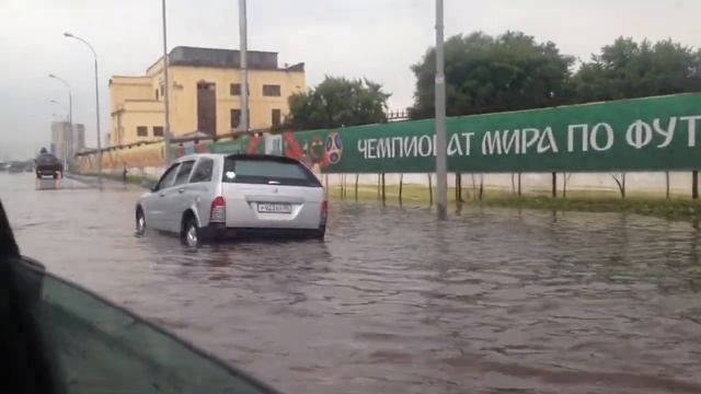 Заглохшие автомобили в луже на Машинной смотреть онлайн