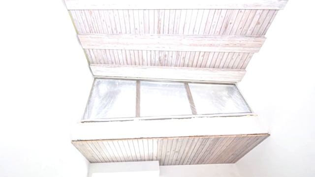 Как мы скомбинировали планкен из лиственницы и фальшбалки на потолке смотреть онлайн