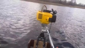 Лодочный мотор из бензотриммера на воде