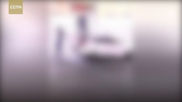 Female petrol station workers react quickly to the fire смотреть онлайн