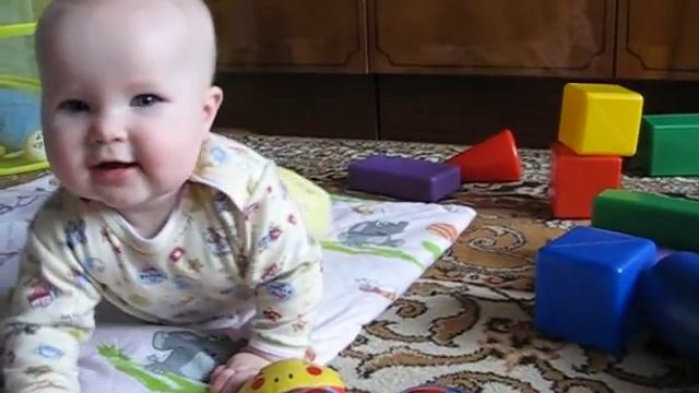 Ребенок 8 месяцев ♥ Учимся ВСТАВАТЬ с опорой ♥ смотреть онлайн