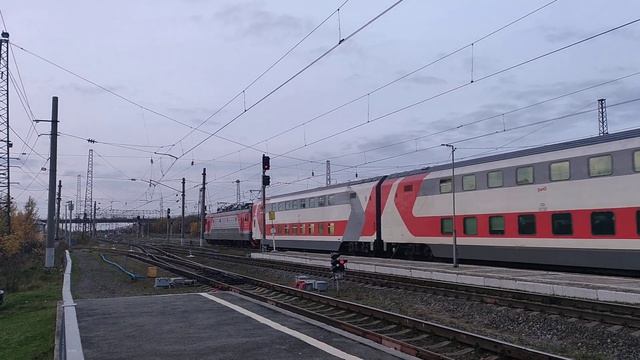 Электровоз ЭП1-104,отправляется со второго пути,с поездом №22, сообщением С.-Петербург-Мурманск! смотреть онлайн