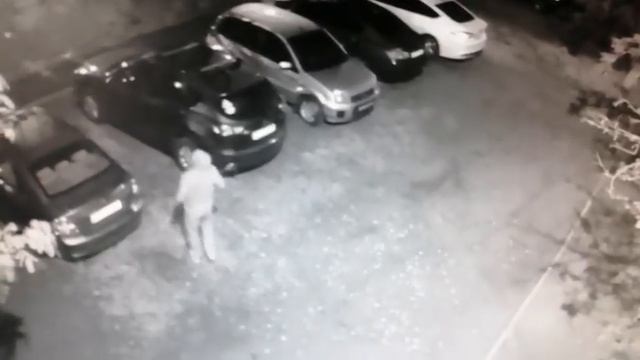 В Николаеве неизвестный порез колеса у авто смотреть онлайн