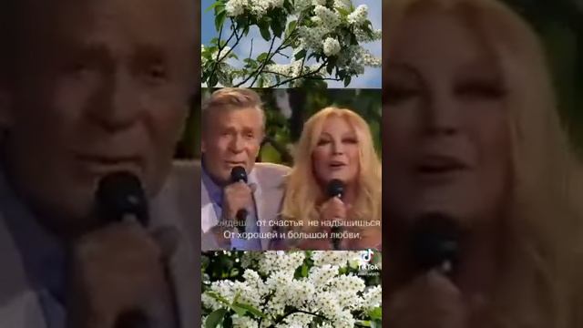 За рекой черёмуха колышется.