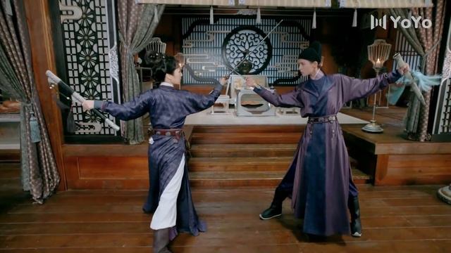 心機女闖入成毅的房間，卻被趕了出來，竟是因為他要和灰姑娘圓房💕與君歌 смотреть онлайн