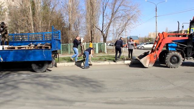 В Гае метут, пашут, латают асфальт смотреть онлайн