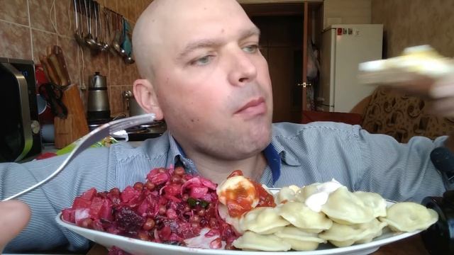 МУКБАНГ ПЕЛЬМЕШКИ и винегрет / ОБЖОР хлеб с яйцом / MUKBANG Dumplings