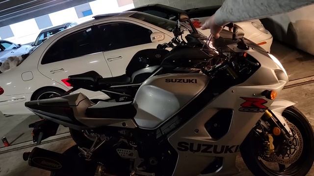Замена масла в сша на парковке Yamaha FZ6R смотреть онлайн