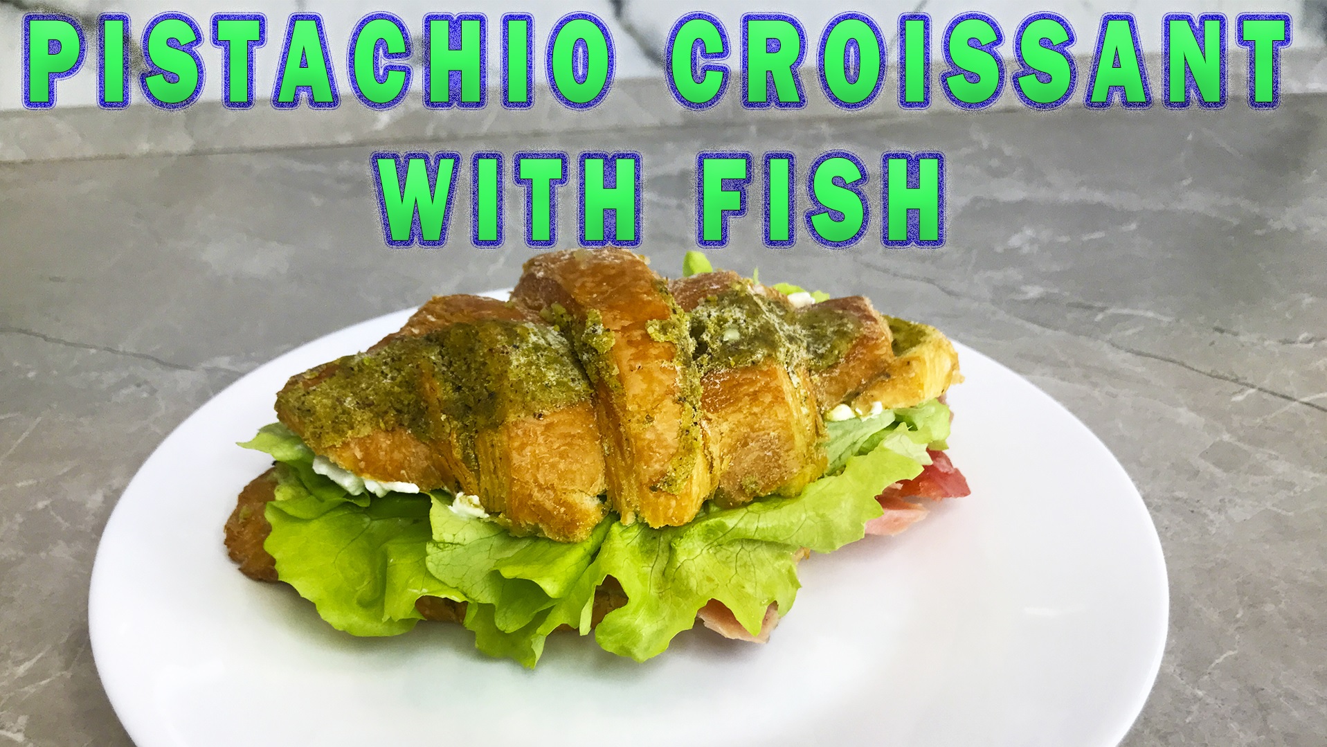 Фисташковый круассан с красной рыбой