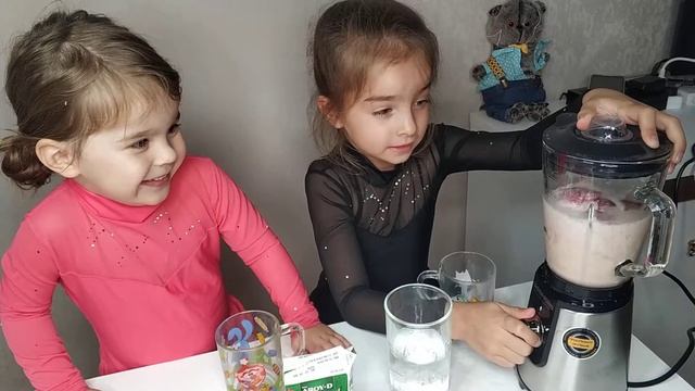 Вера и Надежда готовят коктейль! смотреть онлайн