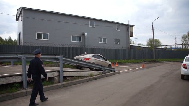 Сдача экзаменов на площадке ГИБДД. Упражнение "Остановка и трогание на подъеме (эстакада)» смотреть онлайн