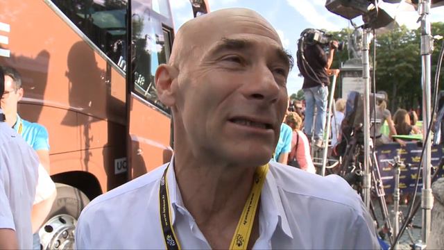 Dans la roue d'AG2R LA MONDIALE : le podium à l'arrivée ! смотреть онлайн