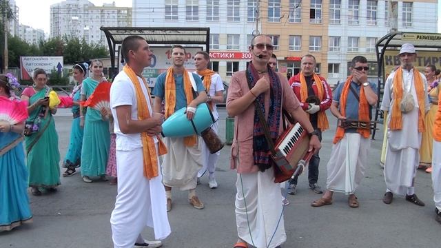 Харинама возле Южного Автовокзала. Фрагменты без редактирования. Екатеринбург 19.08.2017 смотреть онлайн